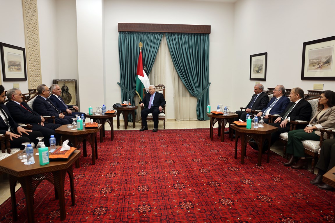 الرئيس خلال استقباله وفد اتحاد الغرف التجارية الليبي (تصوير: ثائر غنايم)